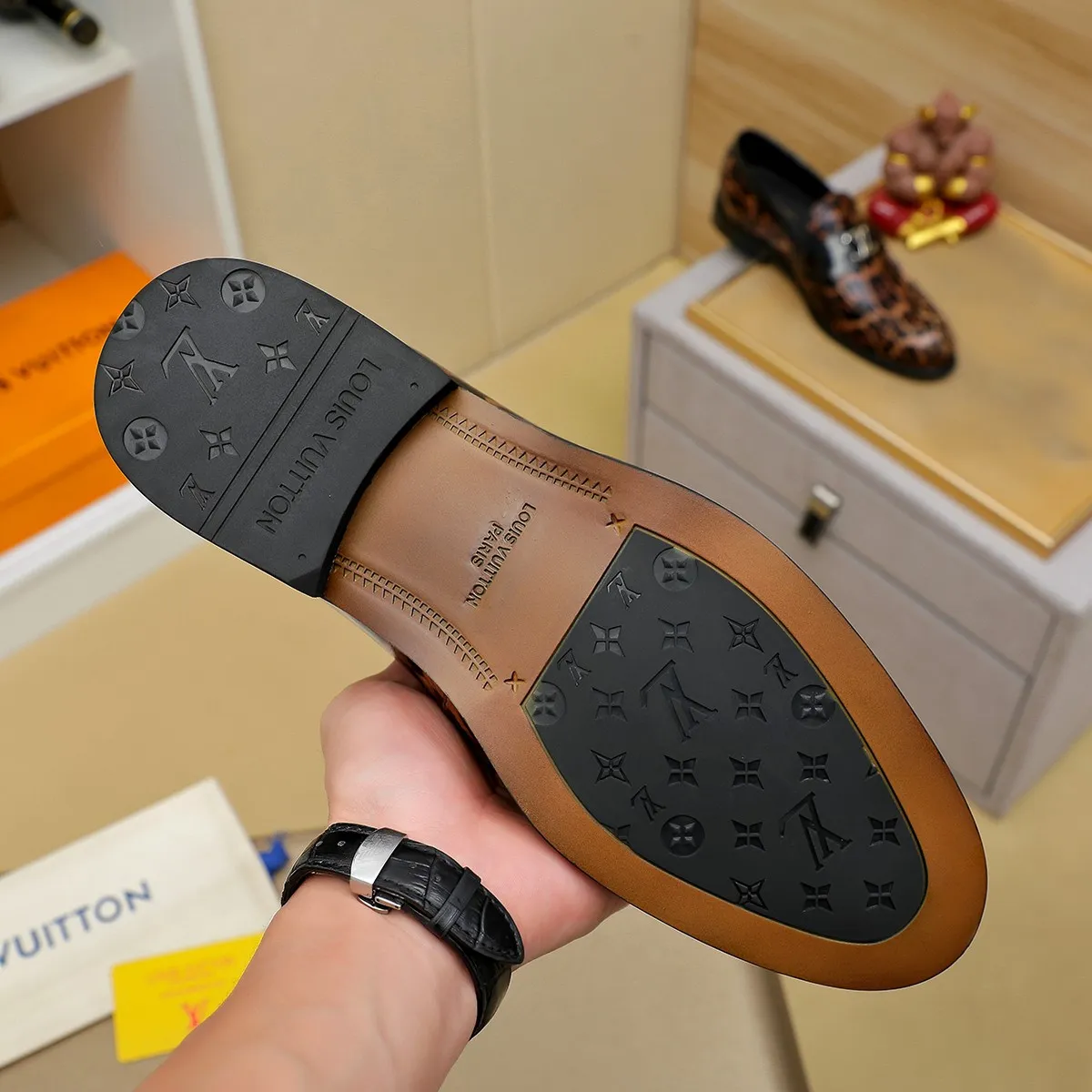 Men's shoes 💰 460 💰 Louis Vuitton LV ® 🆕 model 🔛Full shoe counter, first layer cowhide, 🐂leather lined casual shoes for men, super soft outsole, essential for driving. Counter synchronization, original first layer cowhide, completely 1:1 mold customization🌹top version, color optional! Number: 39-44 (customized at 38.45)